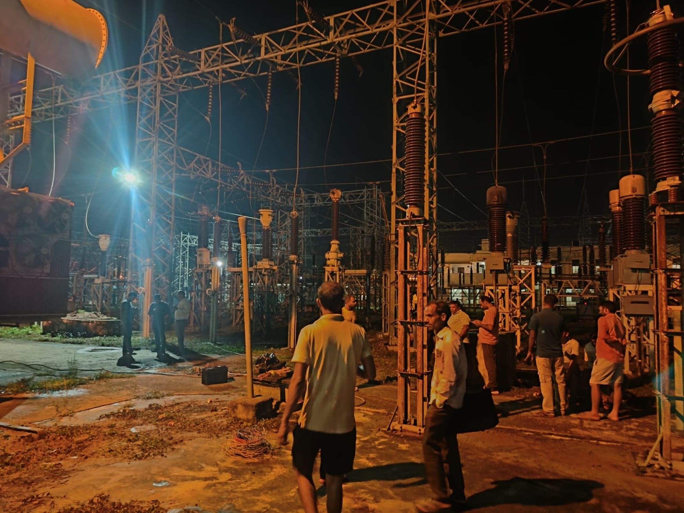 पयागीपुर उपकेंद्र में ट्रांसफार्मर की मरम्मत करते कर्मी। स्रोत- विभाग