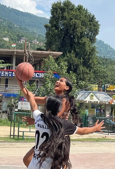राजकीय महाविद्यालय कुल्लू में महिला वर्ग की बास्केट बाल प्रतियोगिता में दमखम दिखाती खिलाड़ी। -