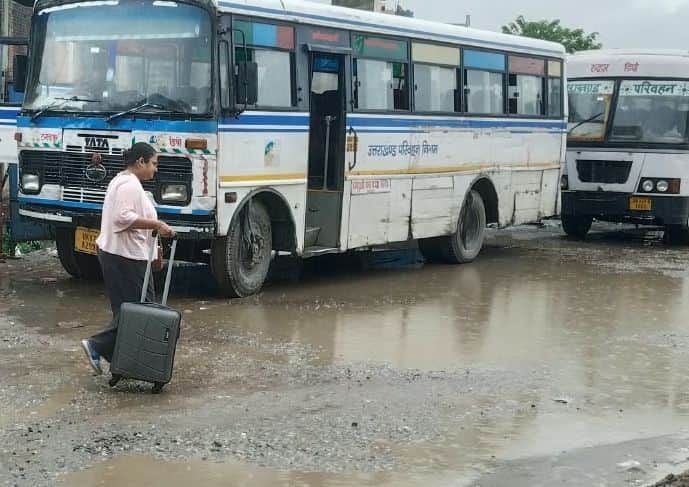 The dream of a Smart City... passengers traveling while covered in mud at the Roadways complex.