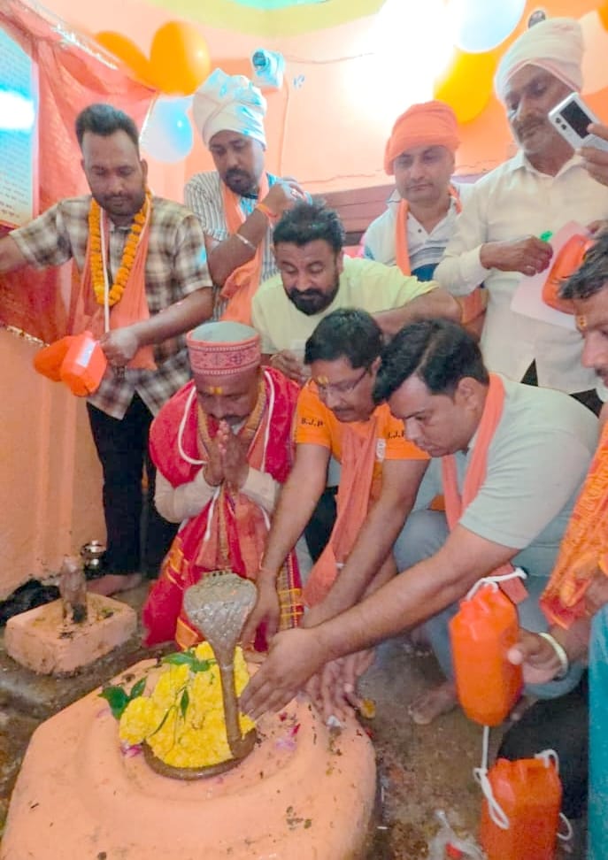 संभल के मोहल्ला खग्गूसराय में कार्तिकेय महादेव मंदिर में जल चढ़ाने के बाद पूजा करते भाजपा जिलाध