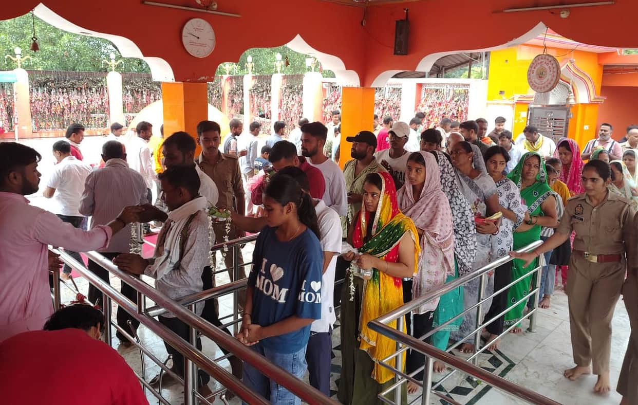 Devotees bowed their heads at the Mother's feet.