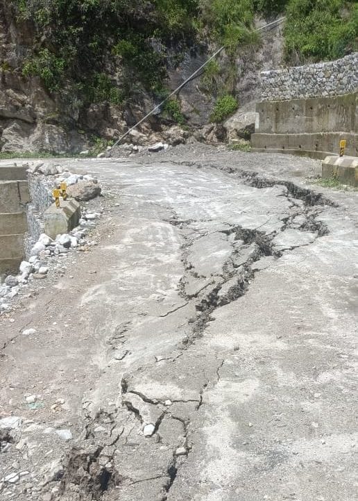 समेज-सरपारा सडक़ पर गांवपानी में भूमि धंसने से यातायात हुआ बाधित। संवाद
