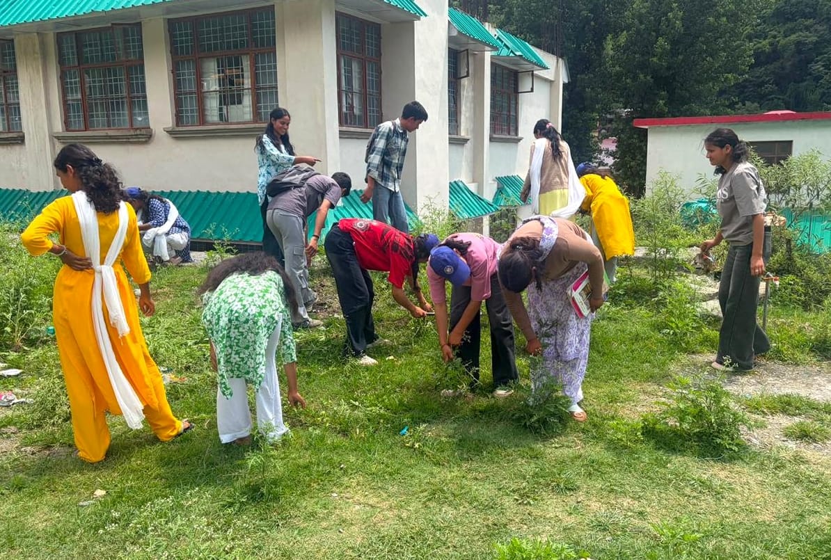 सामुदायिक स्वास्थ्य केंद्र सैंज परिसर में साफ-सफाई करते स्वयं सेवी। -संवाद