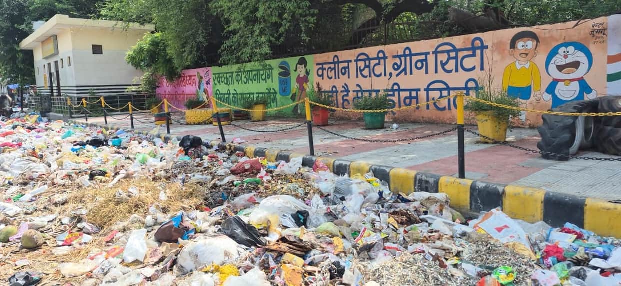 Dumping yard locked for 8 days; garbage scattered at collection points