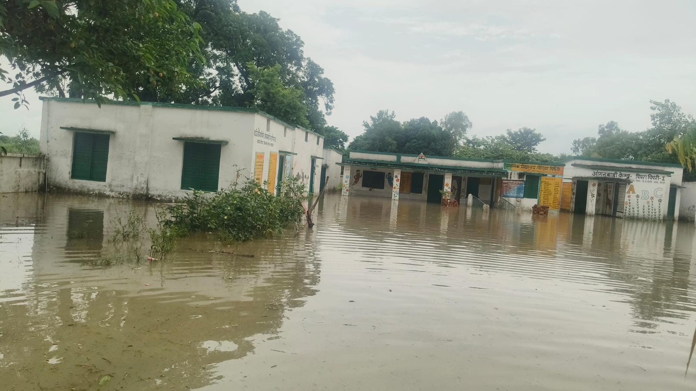 सरयू में बाढ़ से गांवों में बिगड़े हालात।