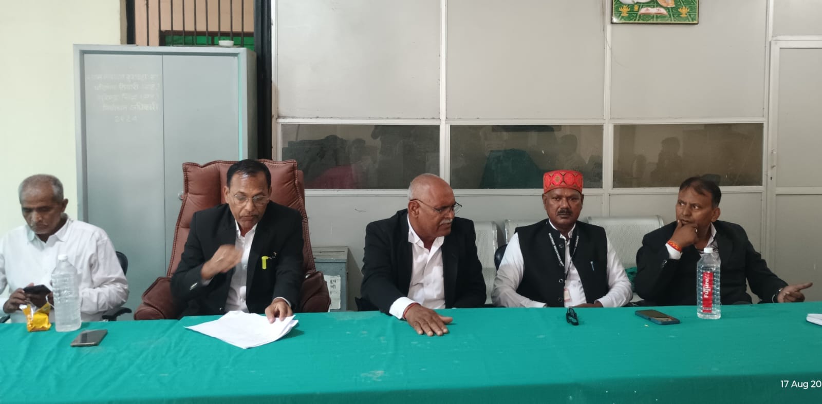 स्व. रामकरन यादव दादा स्मृति हाल में कार्यबहिष्कार व धरने को लेकर बैठक करते कलेक्ट्रेट व तहसील 