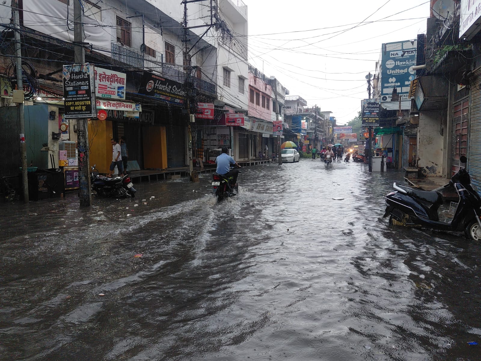 शहर के लक्ष्मी टॉकीज मार्ग पर जलभराव। संवाद