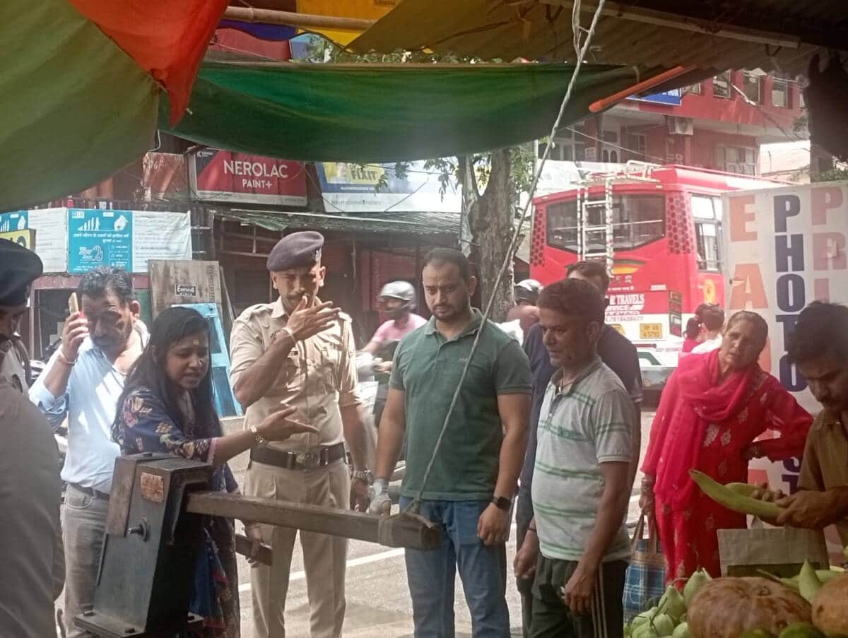 Administrative officials took to the streets against encroachment.