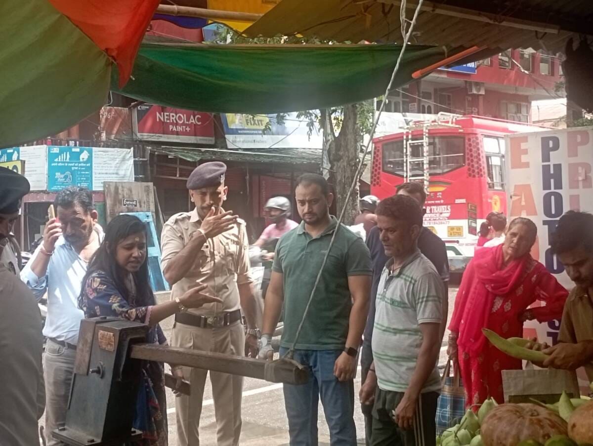 शहर में अतिक्रमण करने वालों को चेतावनी देतीं एसडीएम कांगड़ा अंजली गर्ग । -स्रोत: जागरूक पाठक