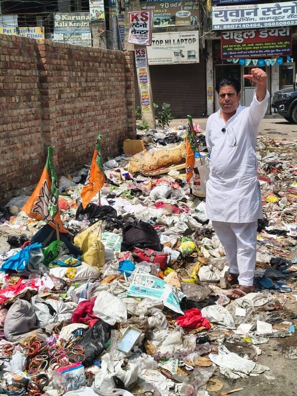 शहर में कूड़े के ढेर पर बीजेपी के झंड़े लगाकर रोष जताता कांग्रेस जिला शहरी अध्यक्ष प्रदीप गुलिय