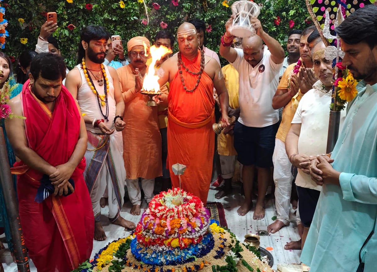 Bihar: तीसरे सोमवार बाबा गरीबनाथ का महाशृंगार, 11 क्विंटल गेहूं से सजे बाबा; महाआरती में गूंजा हर-हर महादेव