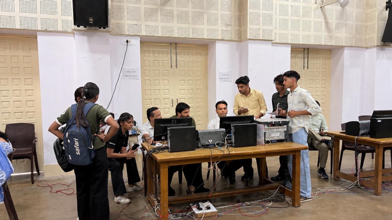 दाखिला लेने पहुंचे विद्यार्थी। विज्ञप्ति