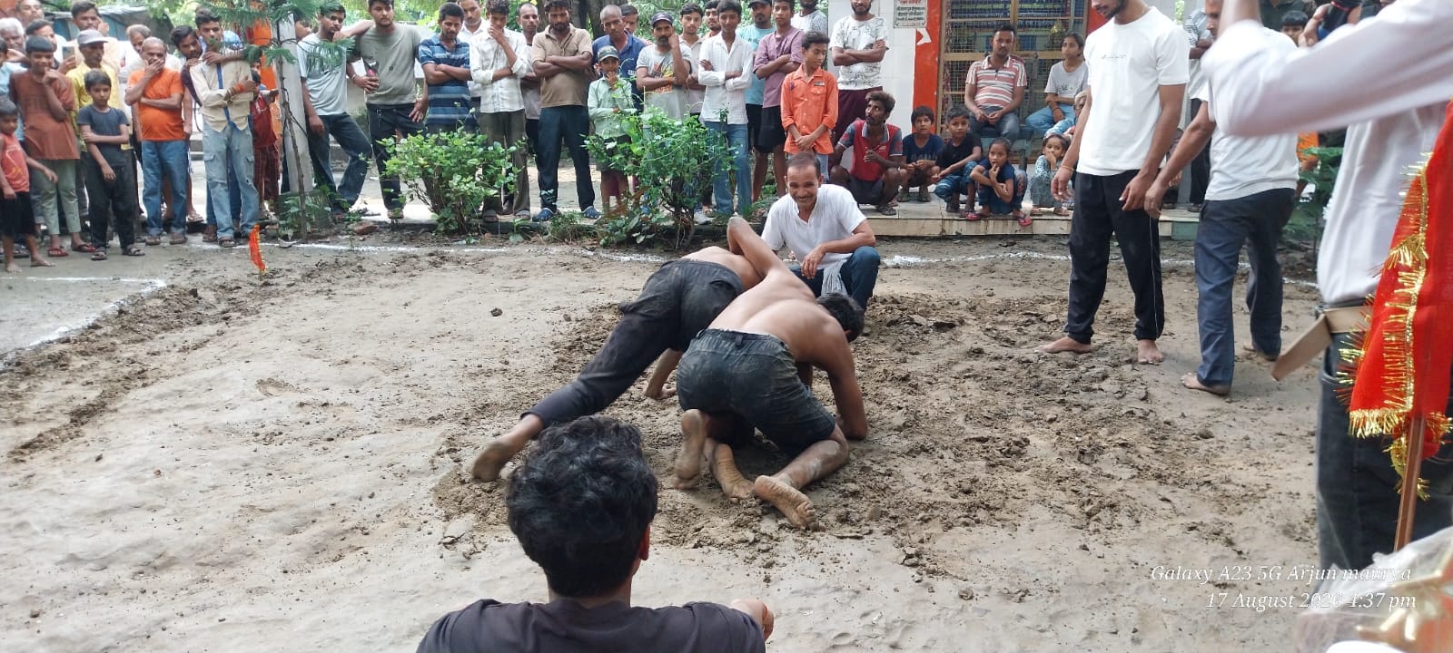 दंगल में जोर आजमाइश करते पहलवान। स्रोत आयोजक
