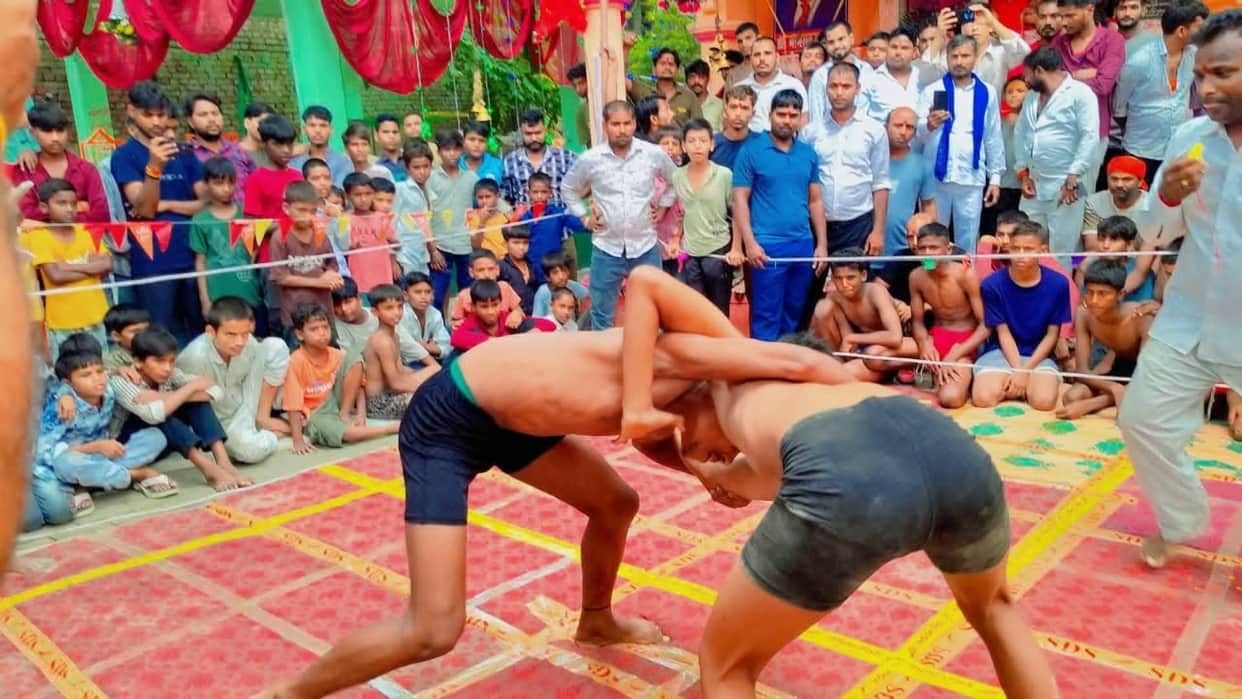 Uday Pehalwan from Ballia pinned down Tejpratap from Kauriram in three minutes.