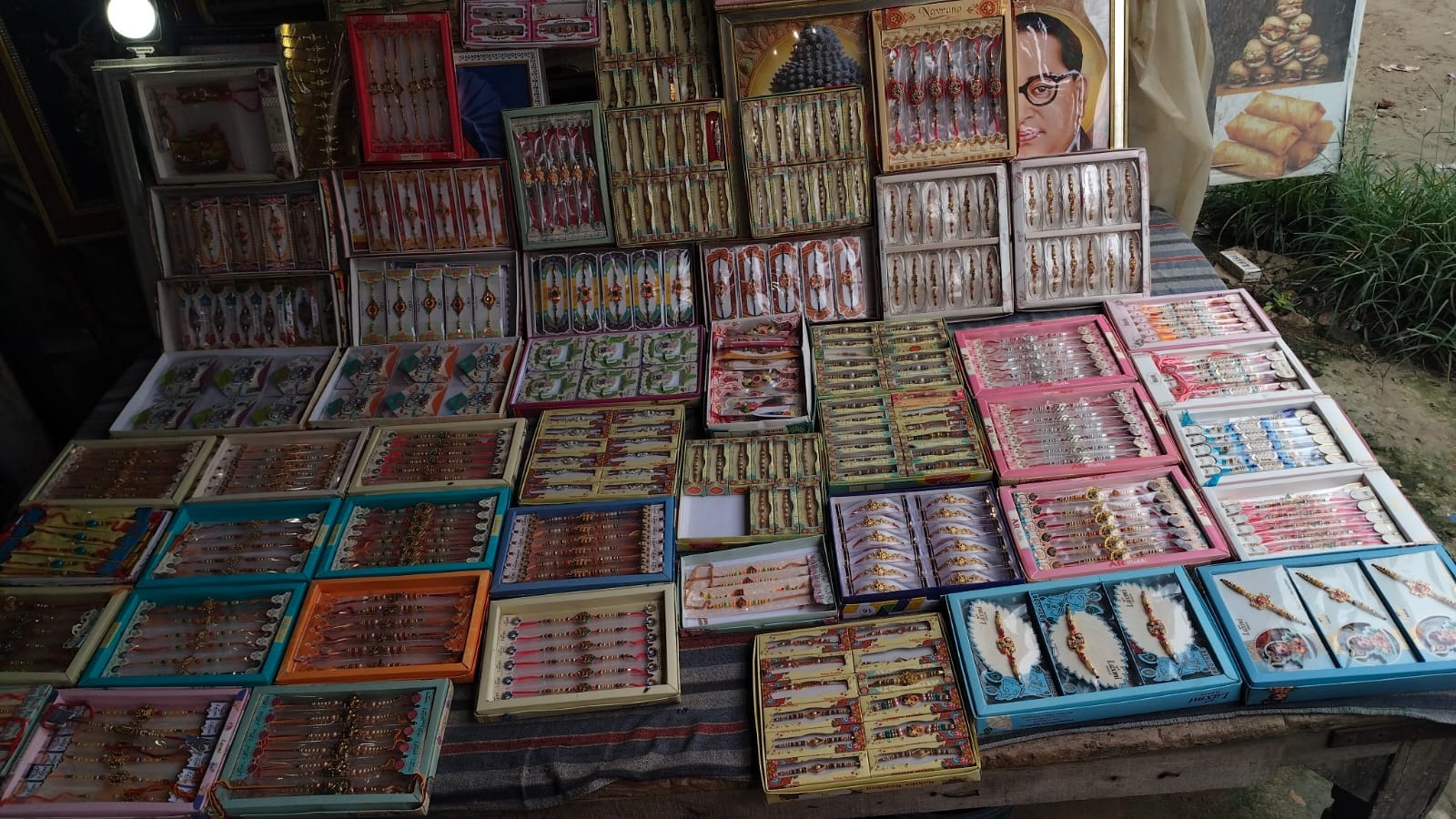दुकान पर बिक्री के लिए रखी राखियां। संवाद