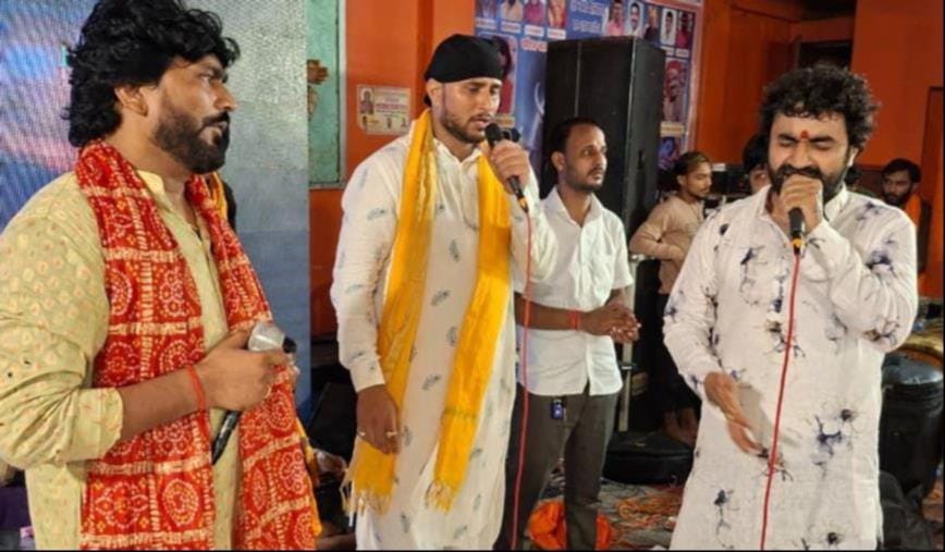 दुखहरणनाथ मंदिर परिसर में भजन प्रस्तुत करते कलाकार। - संवाद