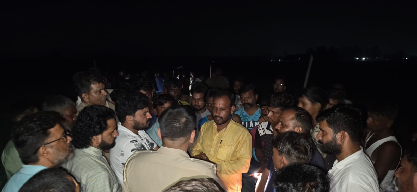 थाना सेहारामऊ उत्तरी क्षेत्र में मांस बरामदगी पर हंगामा करते भारतीय बजरंग दल के लोग - प्रदर्शनक