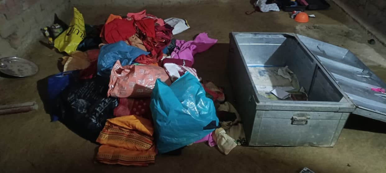 Cash and jewelry stolen from three houses, including two in Dariyapur village.