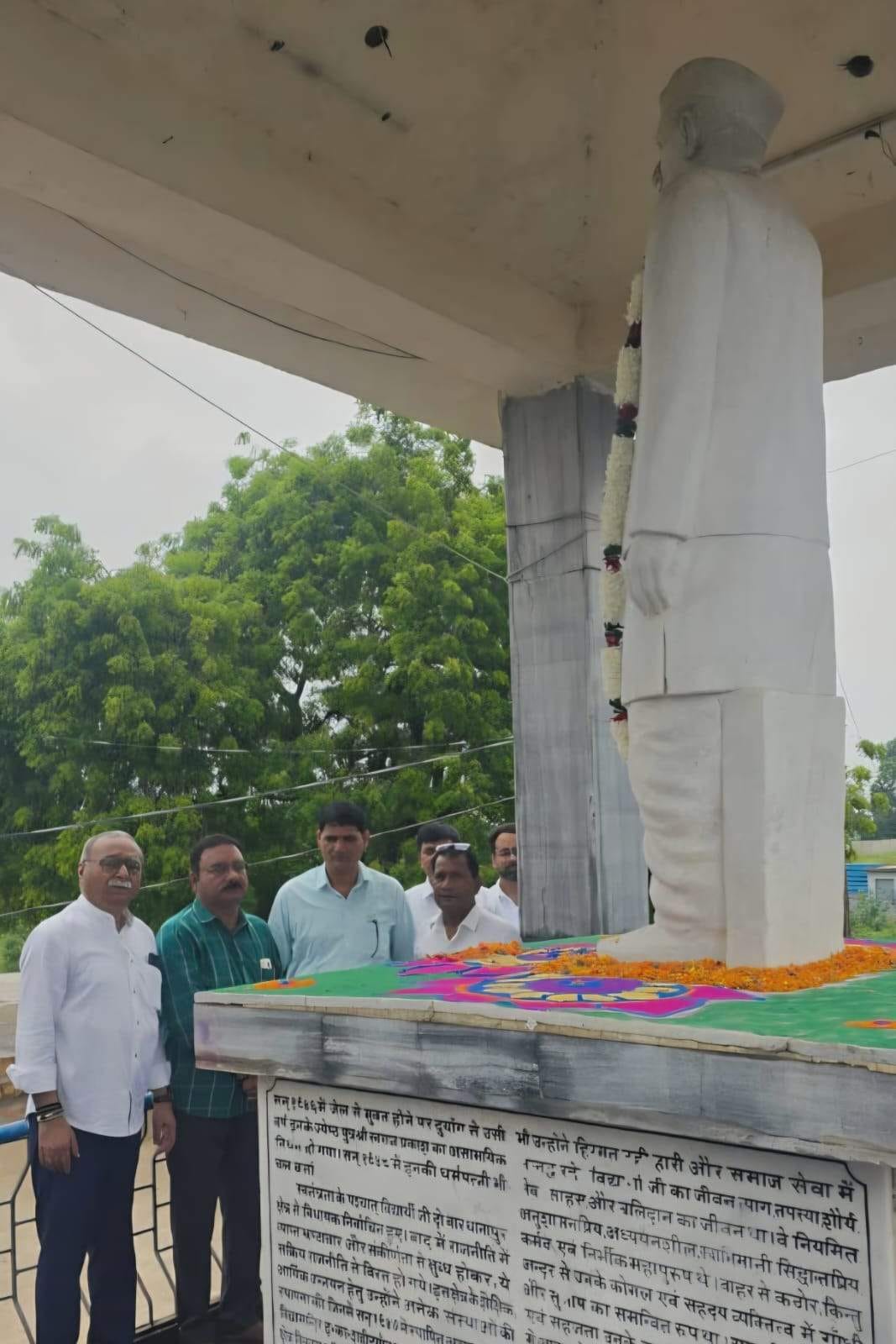 धानापुर थाना कांड के नायक स्वतंत्रता सेनानी कामता प्रसाद विद्यार्थी की पुण्यतिथि मनाते शिक्षक।