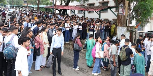 ABVP protests at Dharamshala College over fee hike and shortage of teachers.