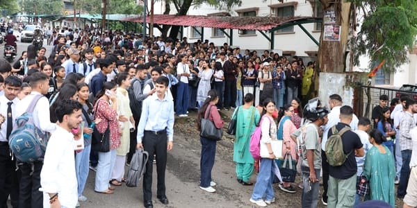 धर्मशाला कॉलेज के गेट पर ताला लगा होने के बाद बाहर एकत्रित विद्यार्थियों की भीड़। -अमर उजाला