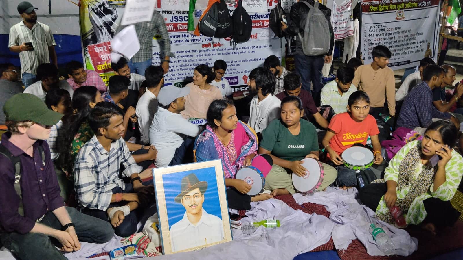 धरना पर बैठे छात्र
