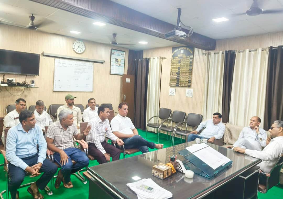 Teachers' association met the DEO.