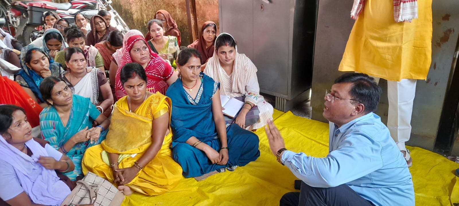 विभिन्न मांगों को लेकर प्राथमिक स्वास्थ्य केंद्र मनियर परिसर में आयोजित एएनएम, आशा संगिनी एवं 