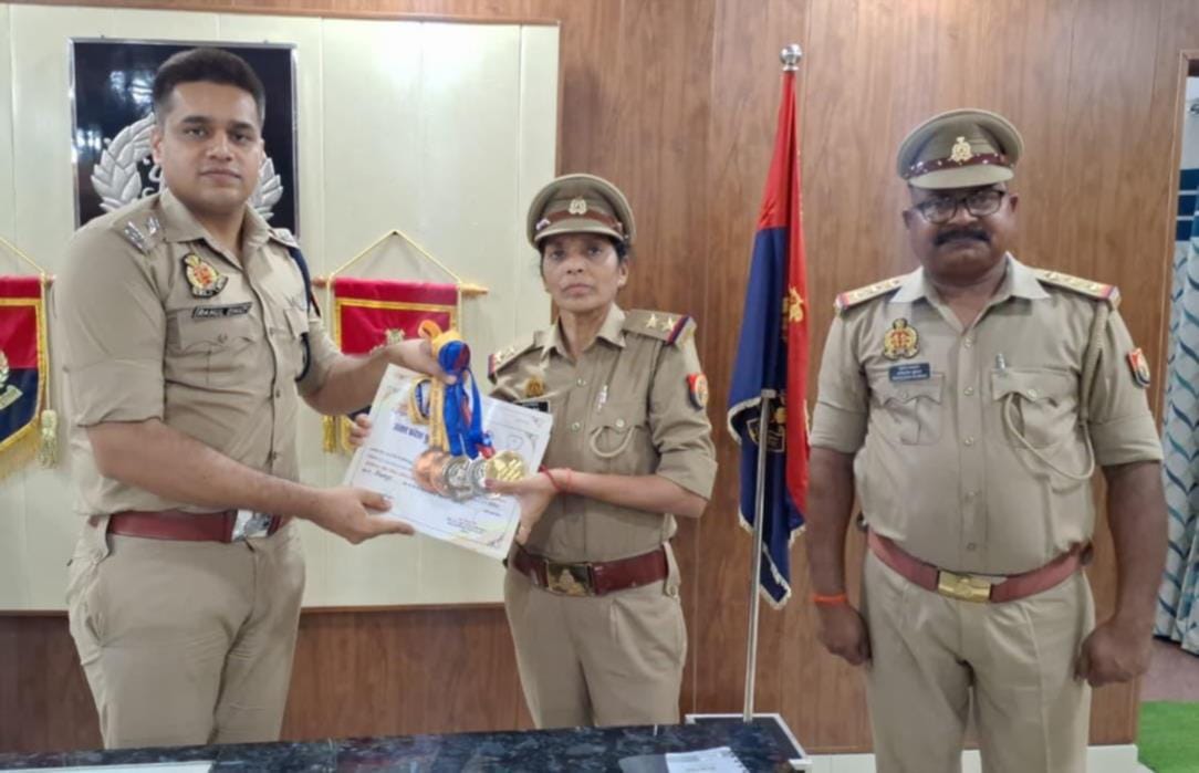  विजेता पुलिसकर्मी को मेडल व प्रशस्तिपत्र प्रदान करते एसपी।-