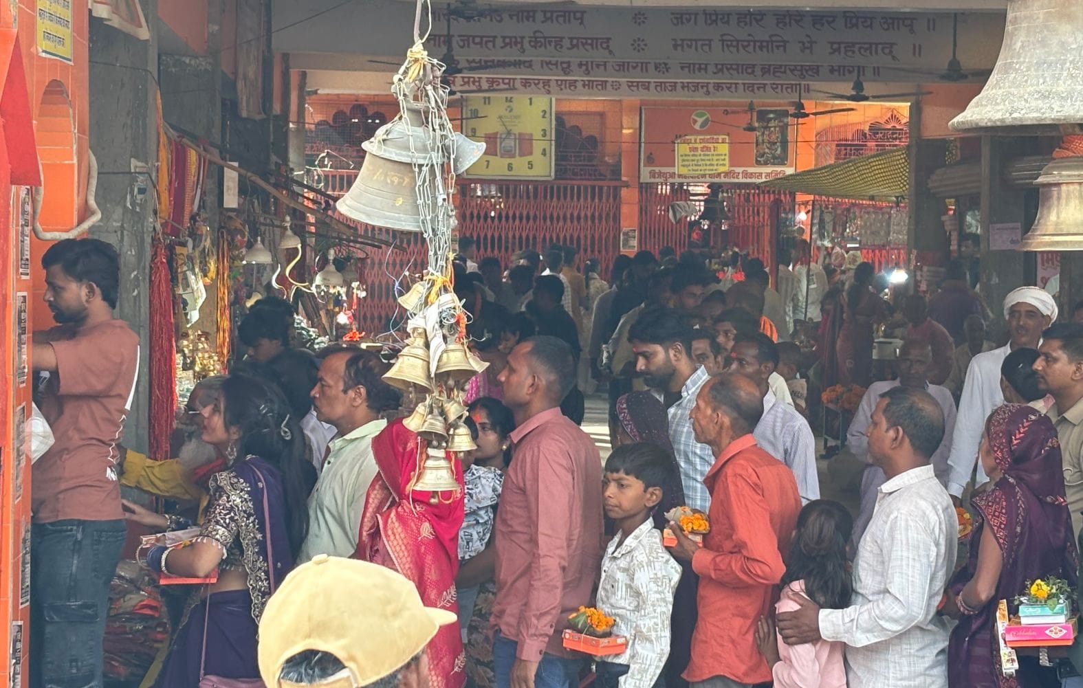 विजेथुआ महावीरन धाम में बड़ा मंगल पर लगी भक्तों की भीड़। स्रोत-संवाद