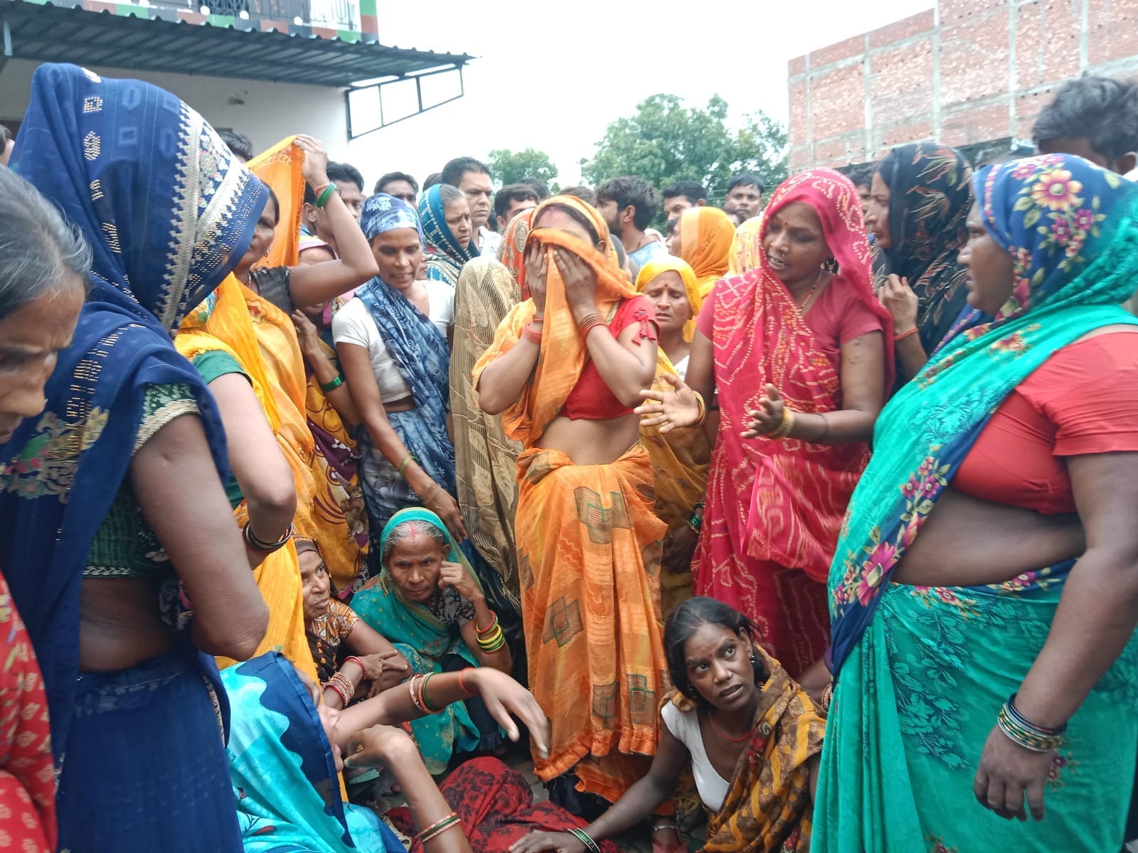 विलाप करती महिलाएं। संवाद