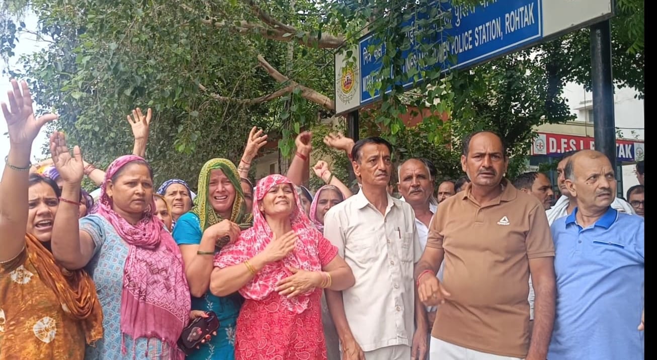 03-सिविल लाइन थाने के बाहर कुसुम के पिता राजकुमार मां कमला चाची मीना व अन्य। संवाद
