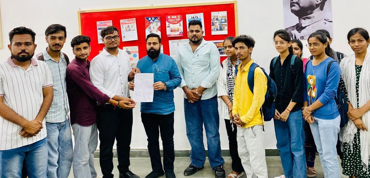 18जेएनडी04: सीआरएसयू में म्यूजिक वोकल की सीट बढ़वाने की मांग को लेकर ज्ञापन सौंपते हुए विद्यार्
