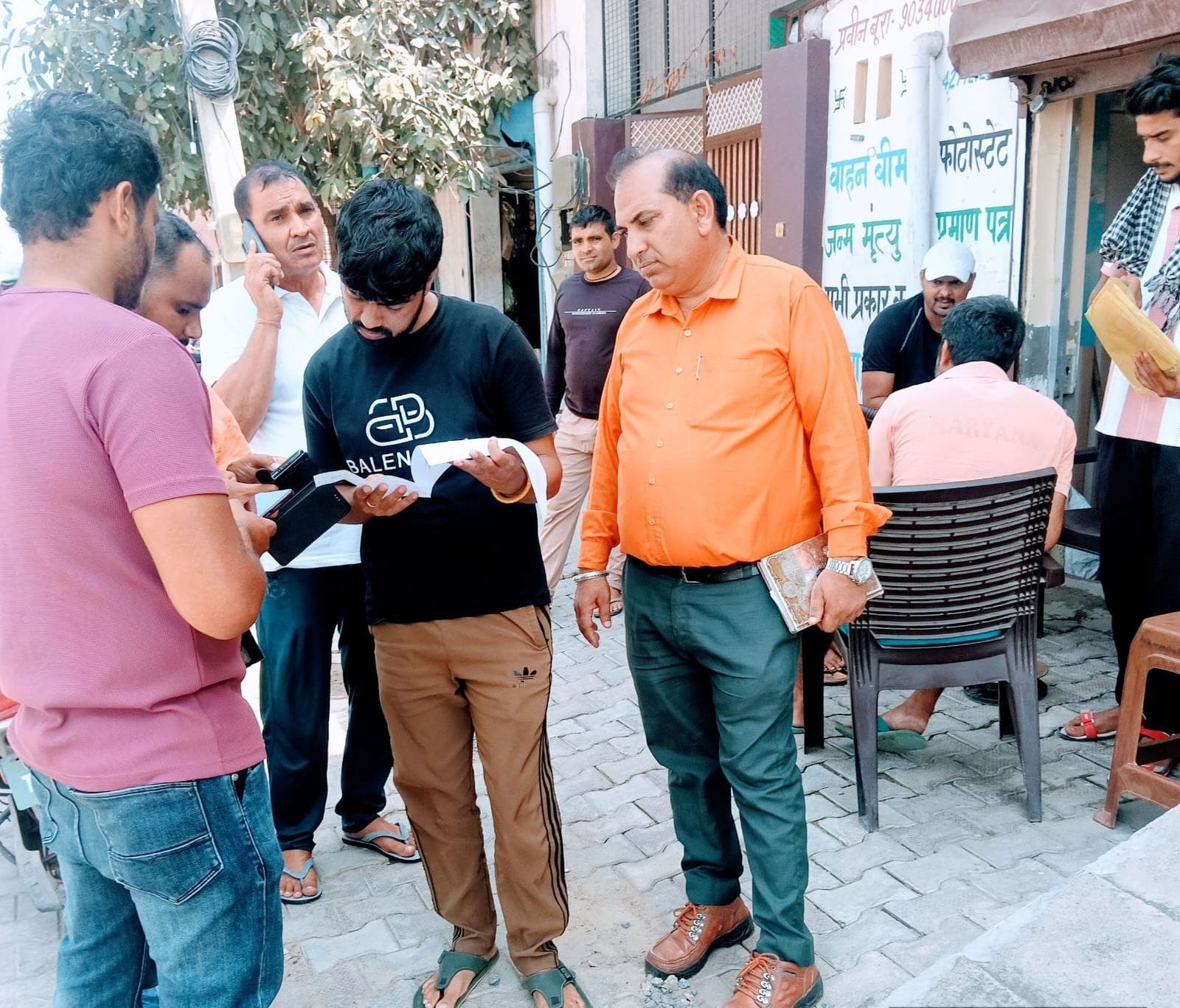 18जेएनडी08: ग्रामीणों को जागरूक करते हुए जनस्वास्थ्य विभाग के जिला सलाहकार रणधीर मताना। स्रोत: 