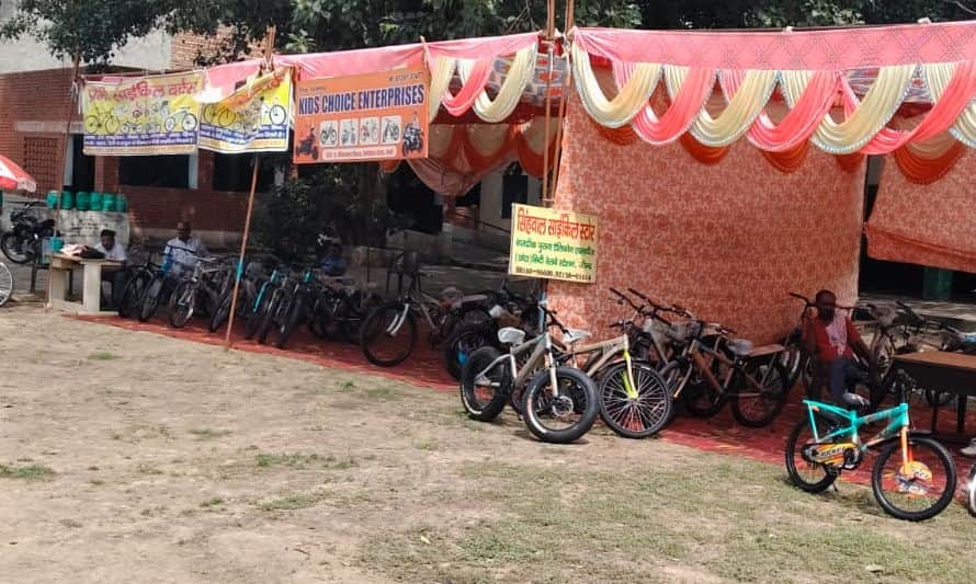 Students did not arrive at the cycle fair on the first day, shopkeepers kept waiting.