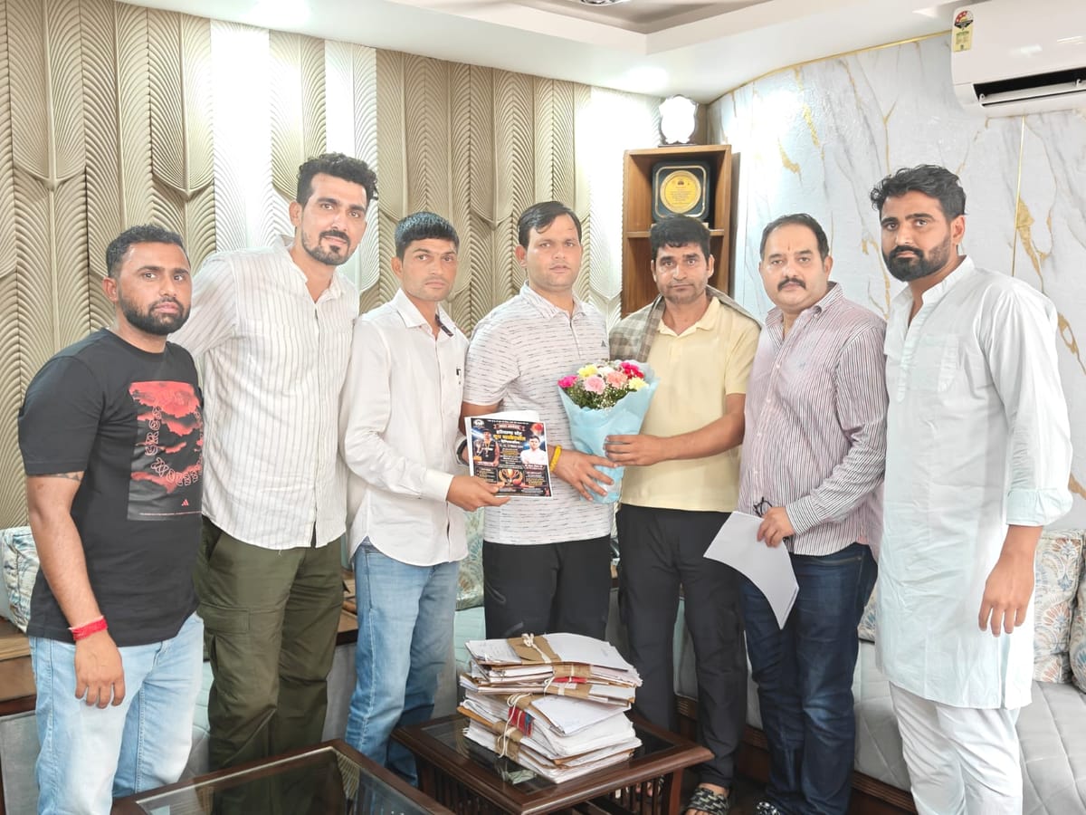 Rohtak News: इनडोर स्टेडियम का निर्माण शुरू करने की मांग, मंत्री गौरव गौतम से मिले हार्दिक के पिता