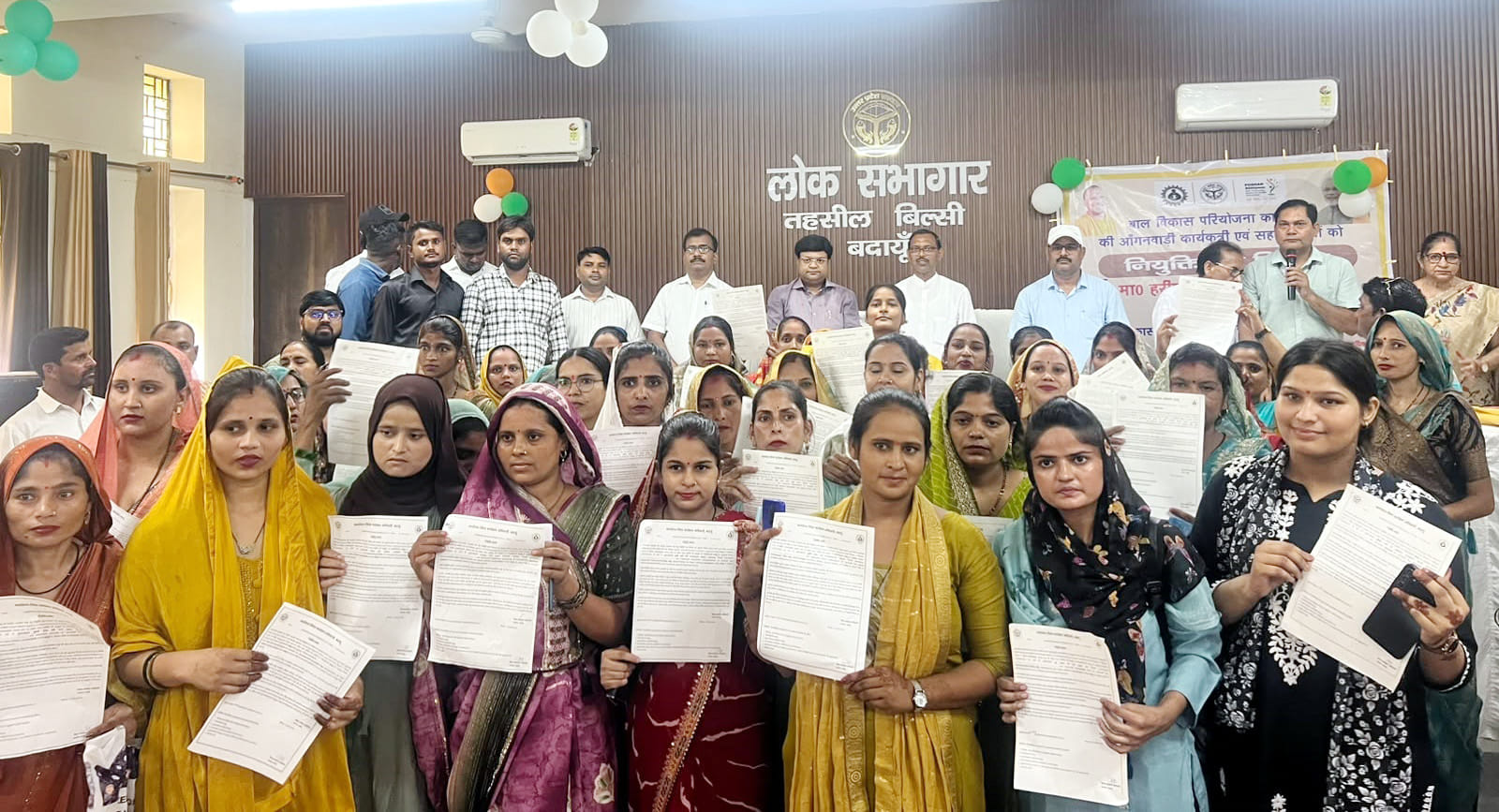 आंगनबाड़ी सहायिकाओं को नियुक्ति पत्र देते विधायक हरीश शाक्य। संवाद