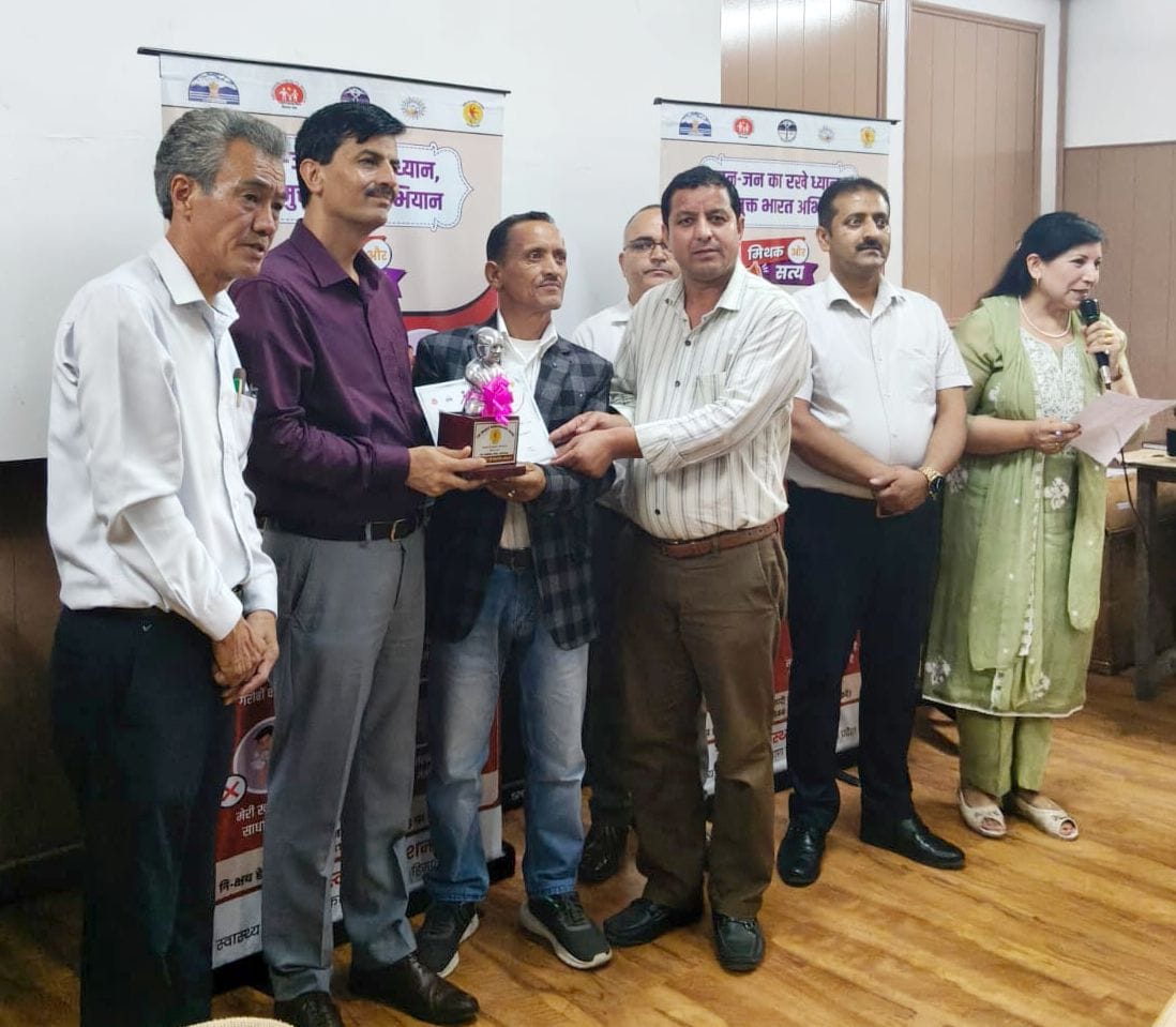 आनी की कराणा 1 पंचायत प्रधान चुनी लाल राठौर और सचिव पुरस्कार प्राप्त करते हुए। स्रोत : विभाग