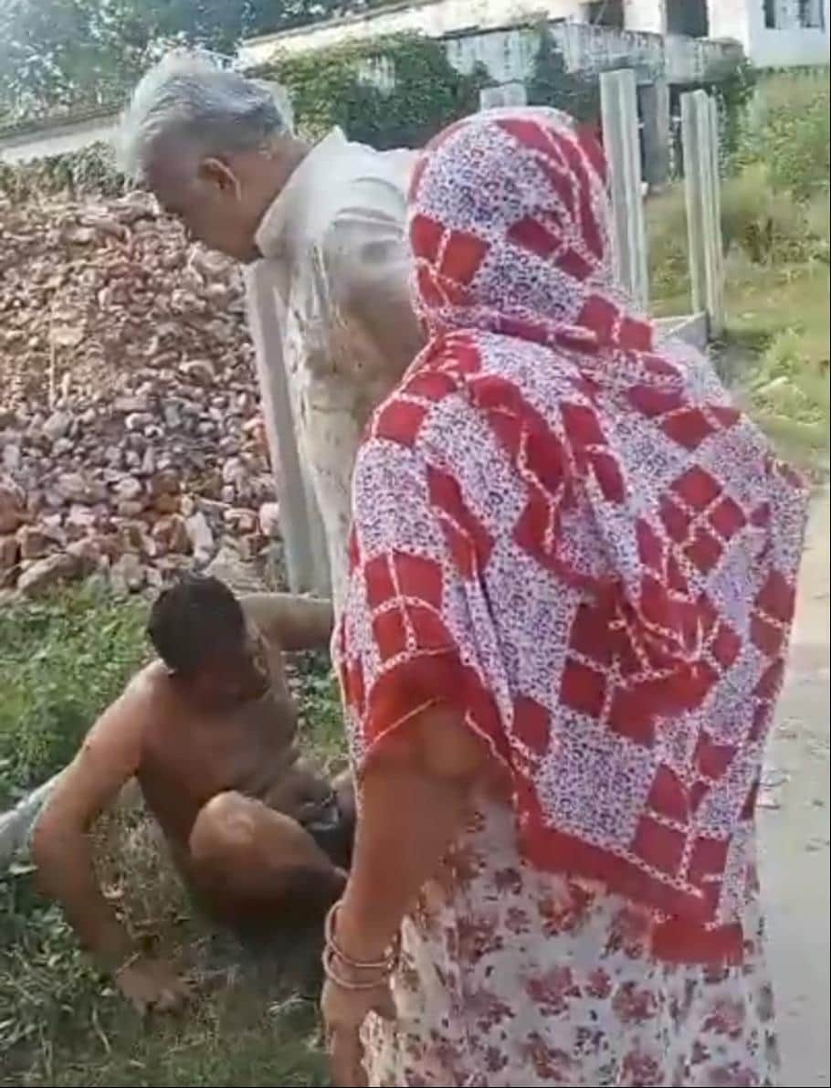 Tehsildar, Kanungo and Inspector remained spectators and kept making videos on their mobile phones.