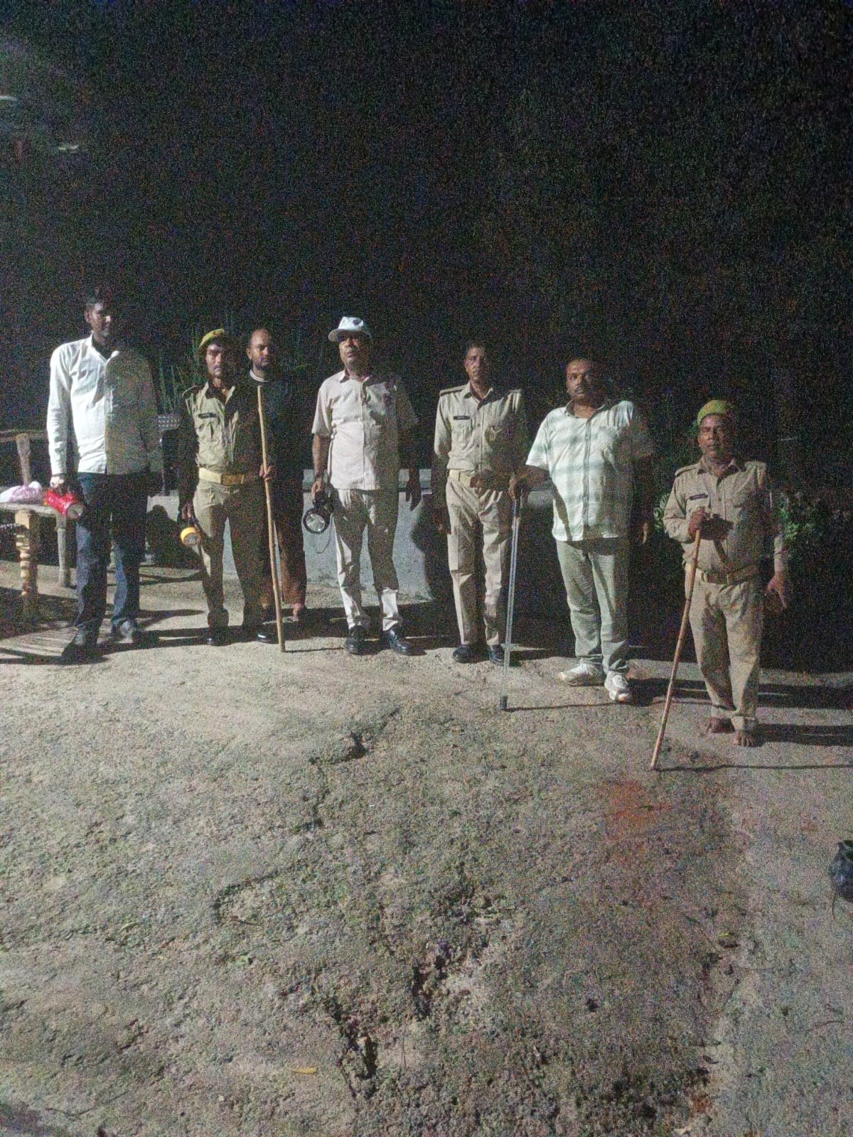 अहार क्षेत्र के गांव चासी में गंगा किनारे जंगल में रात में तेंदुआ को ढूंढते हुए वन कर्मचारी। स्