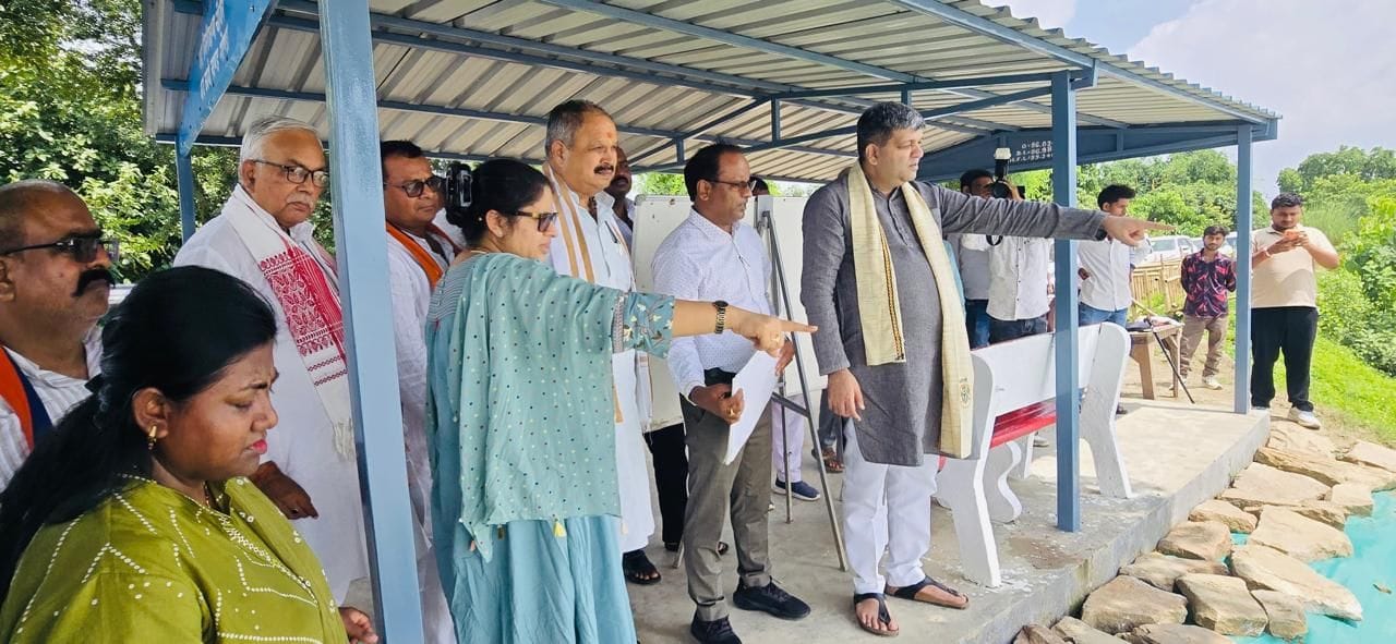 ऐली परसौली में बाढ़ का जायजा लेते प्रभारी मंत्री आशीष पटेल, डीएम प्रियंका निरंजन, विधायक प्रेमन