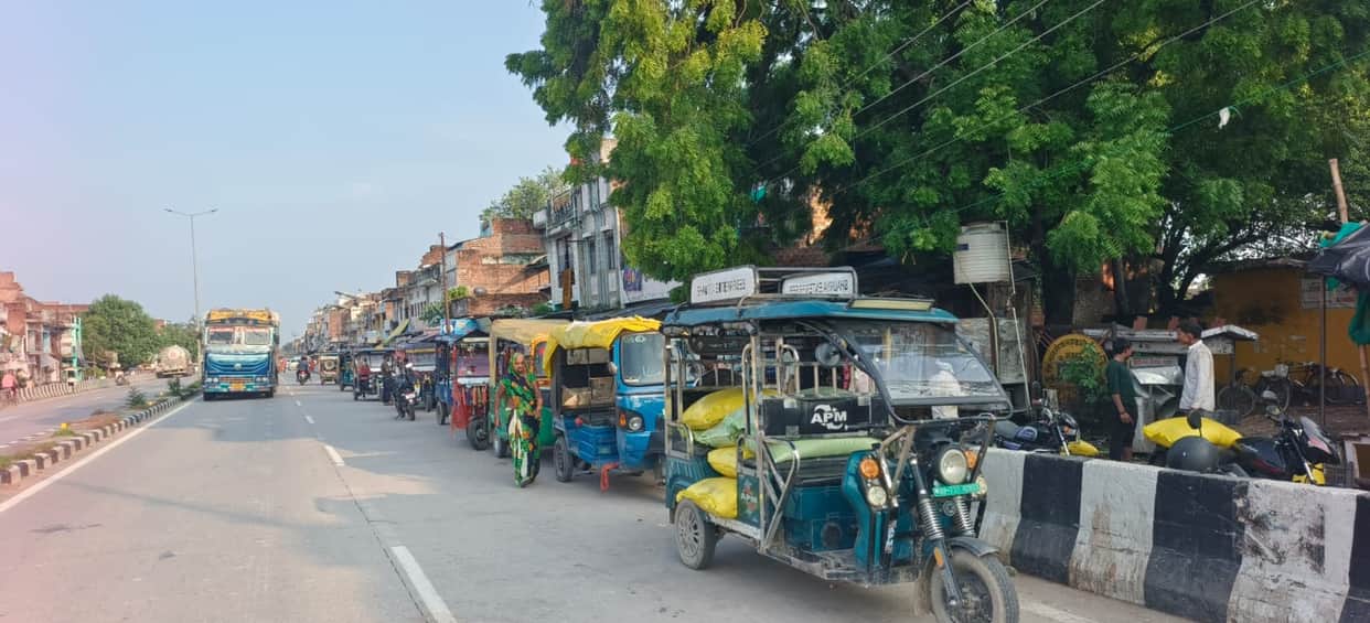 Risk of accidents due to haphazardly parked trucks and e-rickshaws along the highway.