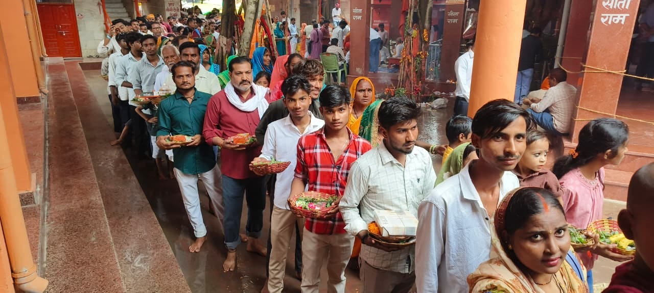 अजोसी महावीर धाम में दर्शन।के लिए खड़े कतारबद्ध श्रद्धालु। संवाद