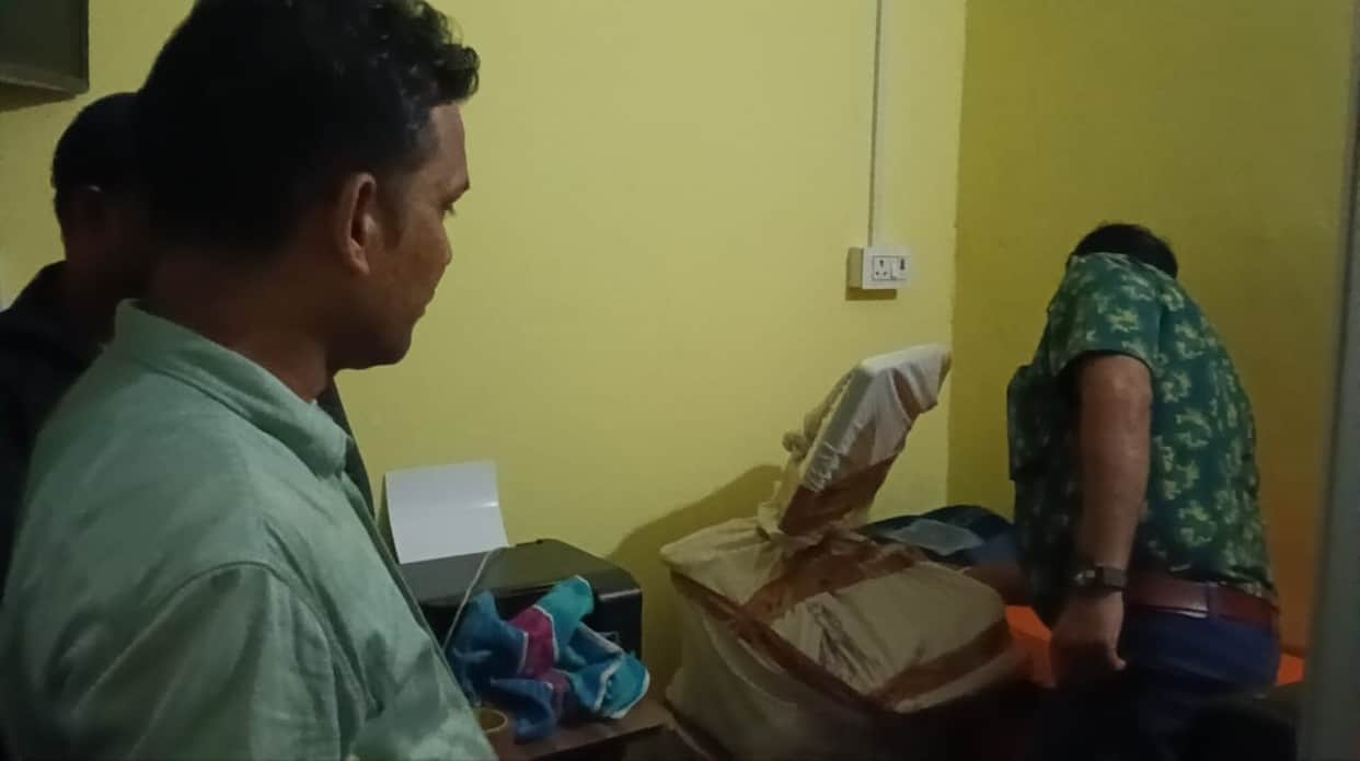 Fake radiologist caught performing ultrasound at diagnostic center; machine sealed.