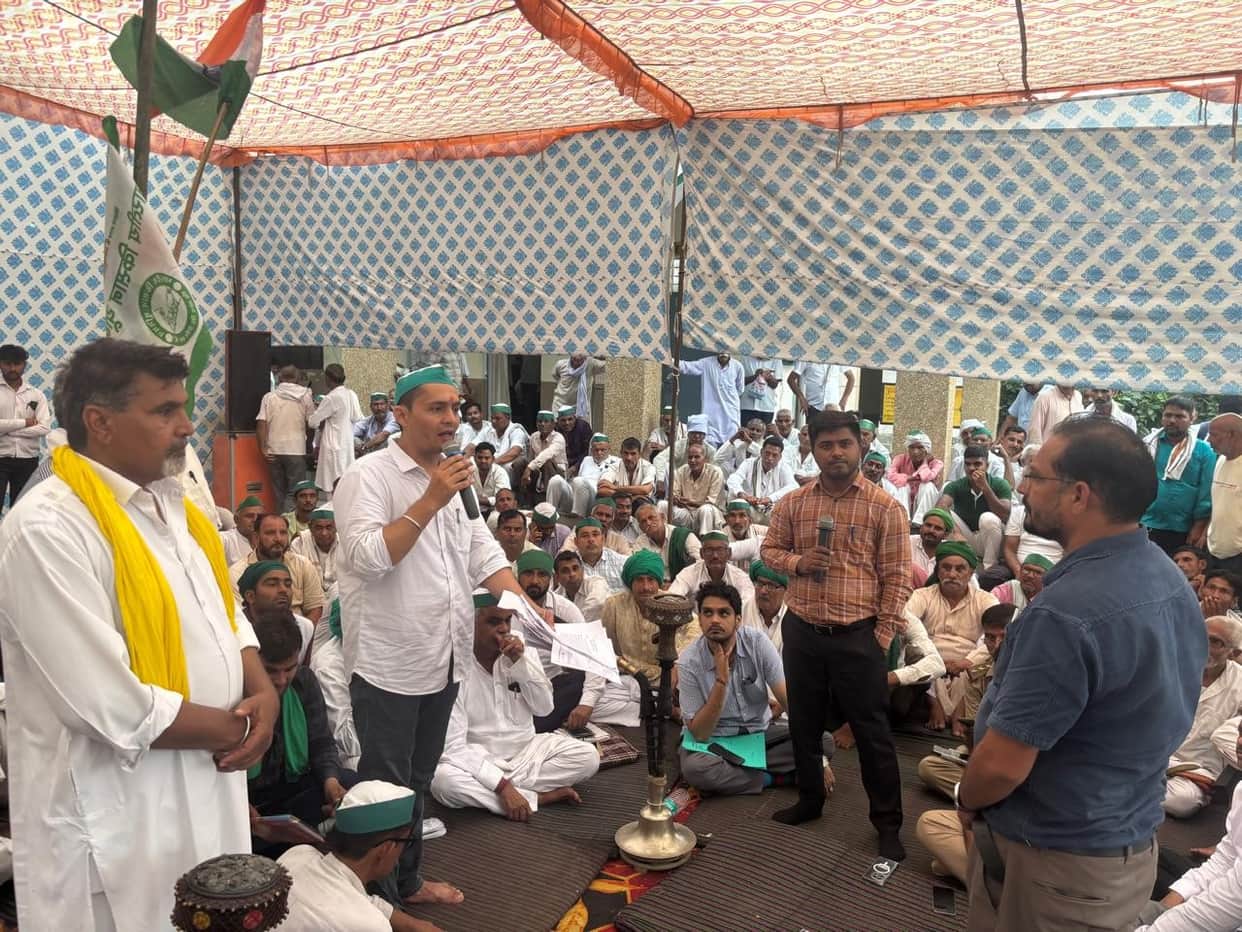 Farmers lay siege to the Tehsil office; farmers' 'Mahapanchayat' continues for three hours.