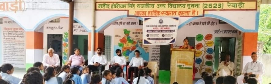 बच्चों को गुड टच-बैड टच के बारे में जानकारी देते। स्रोत : स्कूल