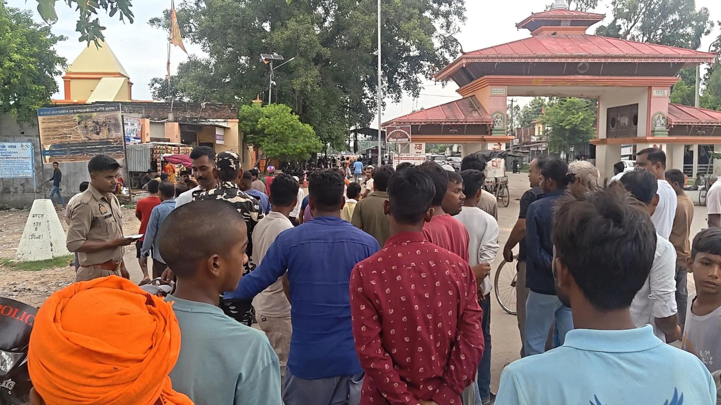 भारत-नेपाल बार्डर पर पुलिस व नेपाल से आए अराजकतत्तवों द्वारा हाथापाई के बाद जमा भीड़।