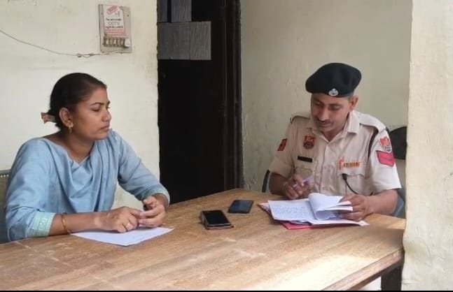 बुजुर्ग महिला मौत मामले में  कार्रवाई करते जांच अधिकारी। 