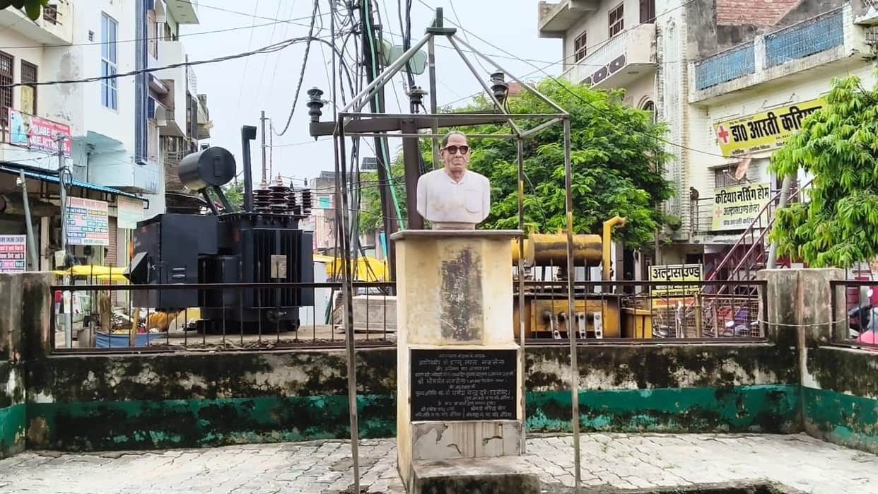 Statue of the late Chhunnu Lal Saxena in Narayanpur in a state of neglect; public outrage.