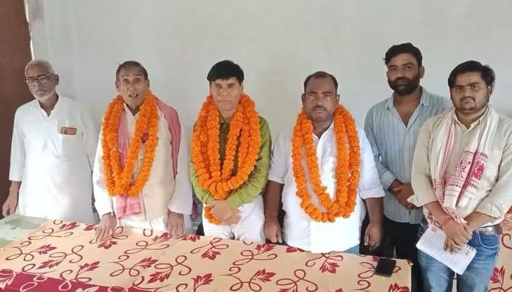 बिन्द महासभा के संस्थापक बाबू सहदेव प्रसाद महतो जयंती में खड़े समाज के लोग। स्रोत संगठन